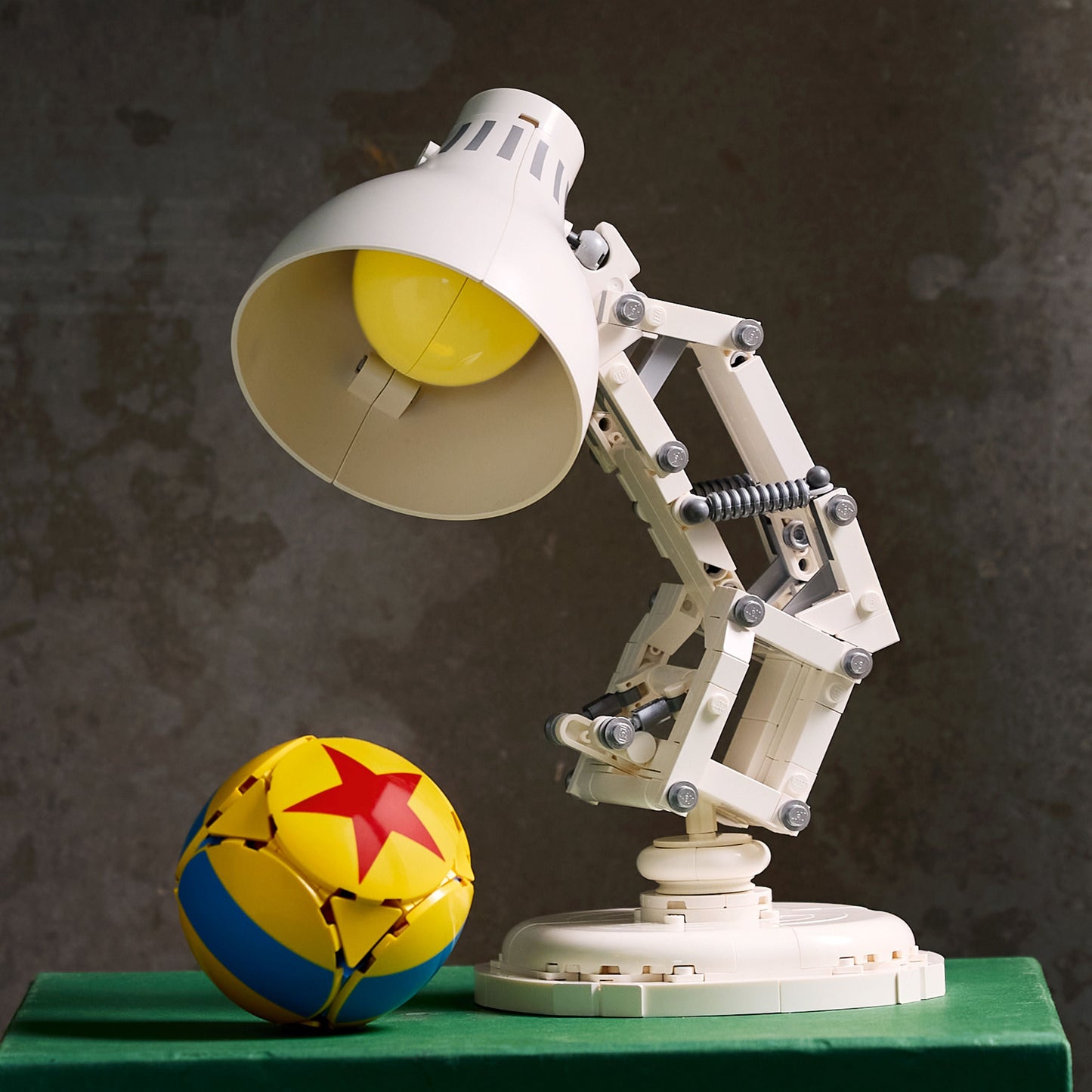 21357 Disney Pixar Luxo Jr.