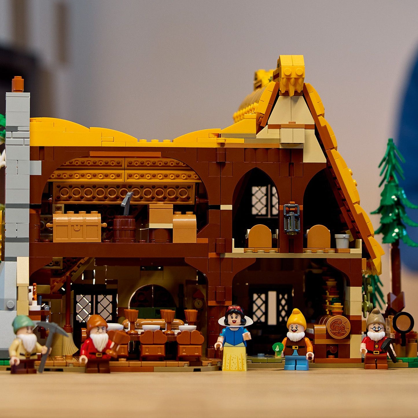 43242 Snow White and the Seven Dwarfs' Cottage